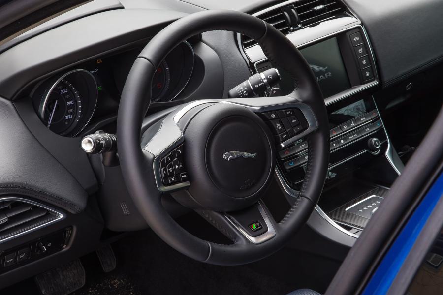  Jaguar XE R Sport 2015 года  (фото 19 из 30)